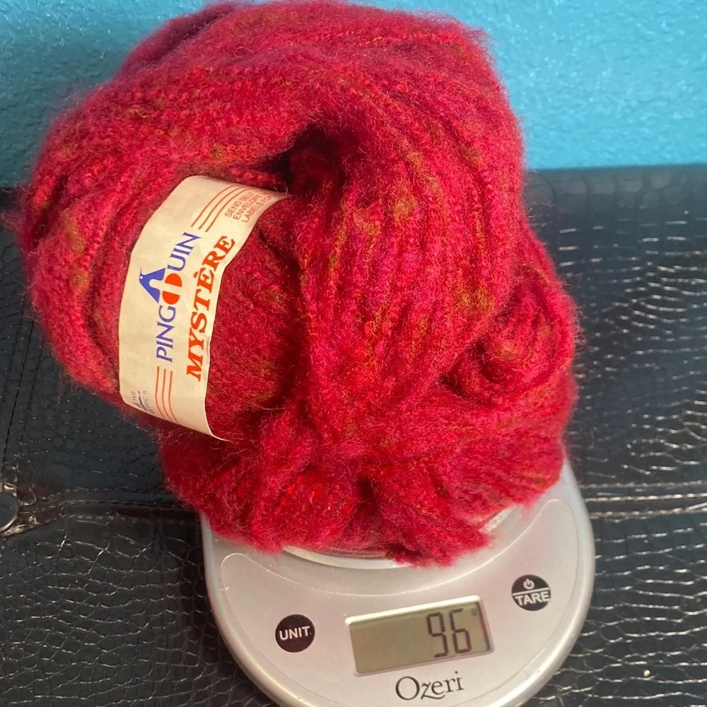 2 Pingouin (96g‎ total) 78% Acrylic 19% Wool 3% Polyamid MADE IN BRAZIL Red Yarn